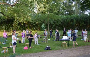 Gelungene Open-Air Chorprobe im Gutspark Flachstöckheim